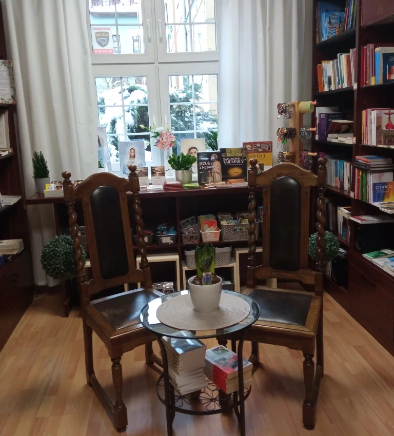 półki sklepowe pełne książek